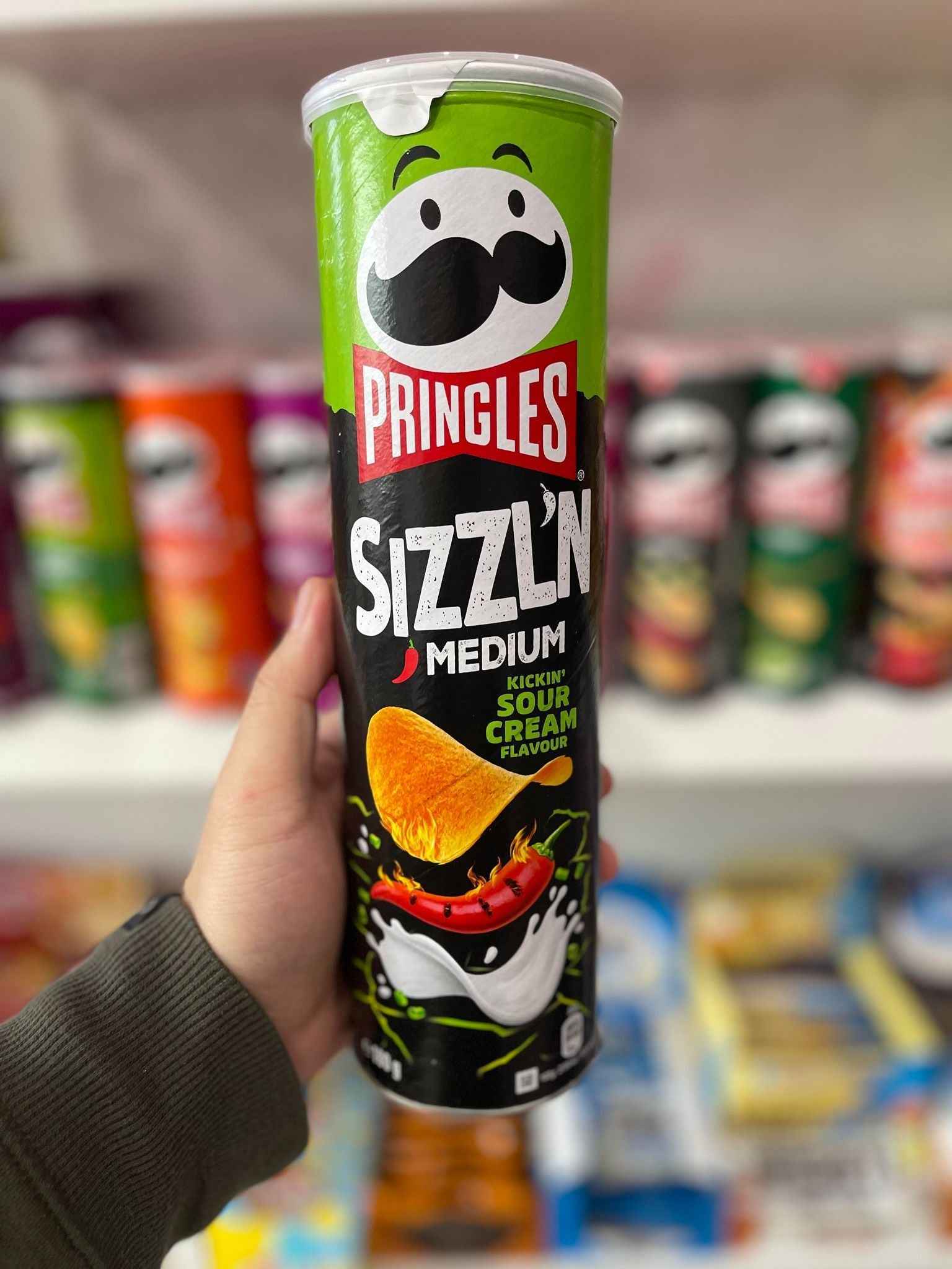 Pringles Kickin' Sour Cream Chips - Sizzl'n Medium 180G